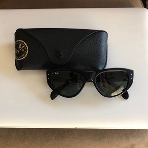 Women’s Ray Ban Sunglasses 😎